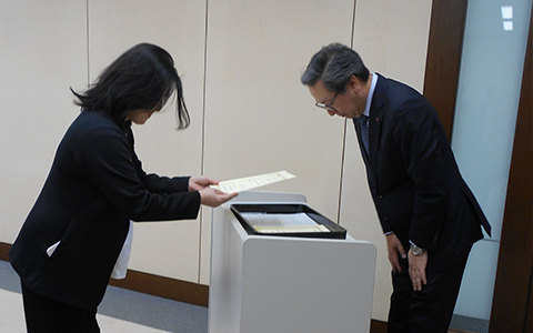 任命状授与の様子