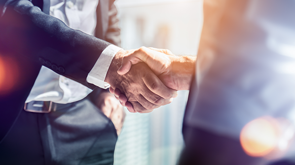 握手するビジネスマン