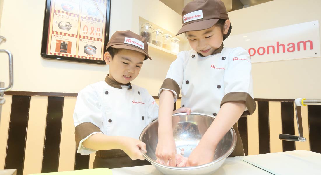 画像：料理する子供