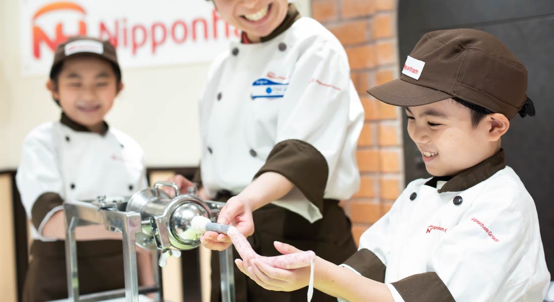 画像：料理する子供