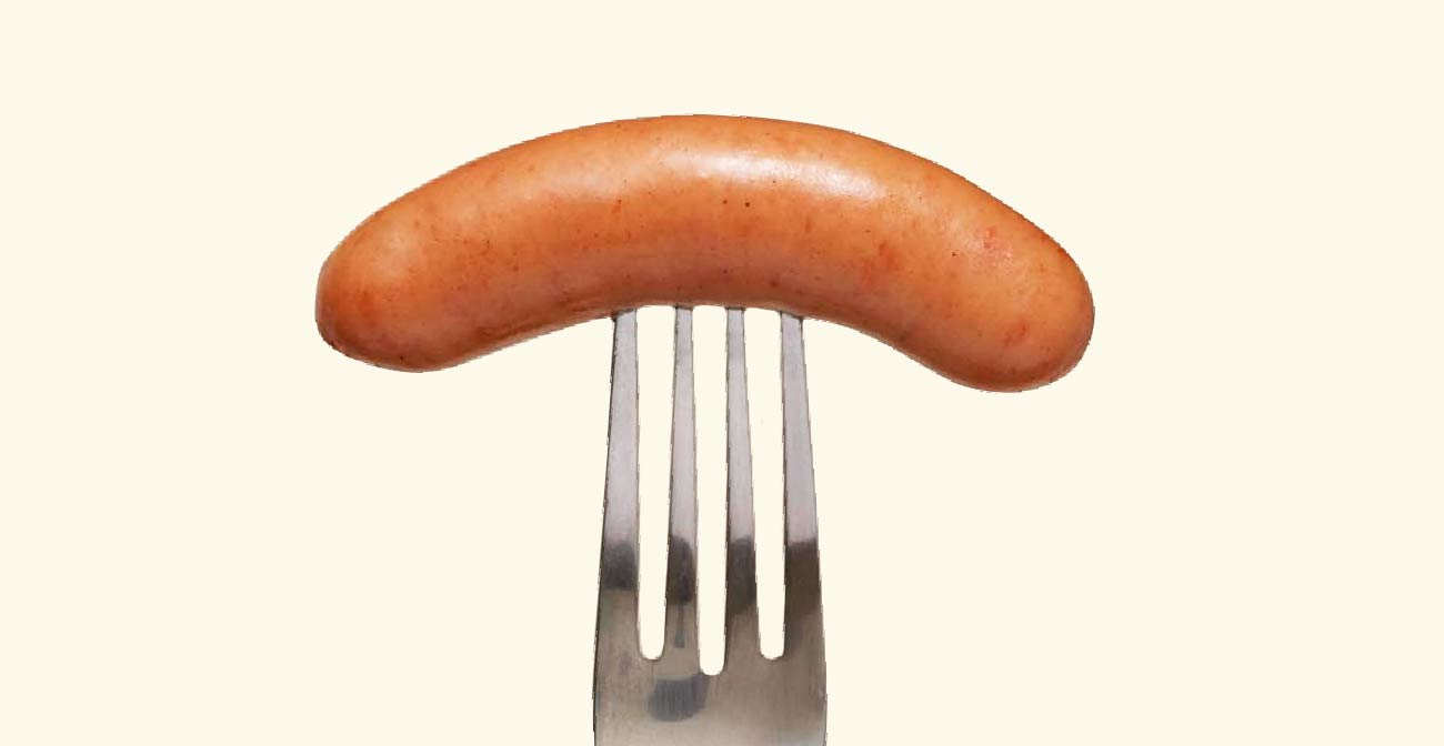 画像：フォークで刺したソーセージ